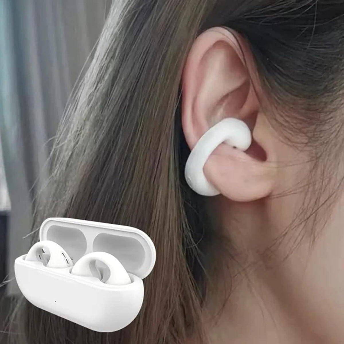 Audífonos Sound Earcuffs en la oreja junto a su estuche