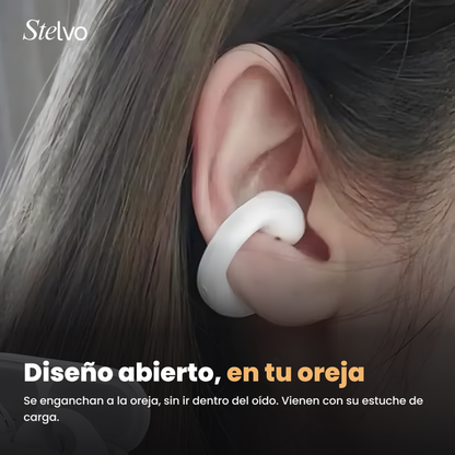 Audífonos Sound Earcuffs puestos en la oreja